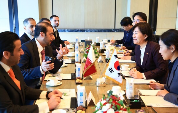 송미령 농림축산식품부 장관과 카타르 자치행정부의 압둘라 빈 하마드 빈 압둘라 알 아티야(Abdullah bin Hamad bin Abdullah Al Attiya) 장관이 스마트농업 협력 방안에 대해 논의하고 있다. 농식품부