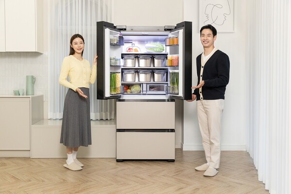 삼성전자 모델들이 '비스포크 AI 김치플러스'를 소개하고 있다. [제공=삼성전자]