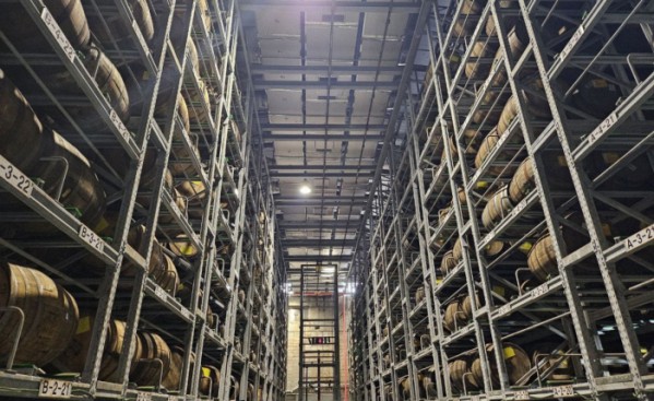 하이트진로의 일품진로 매출이 전년 대비 20% 증가했다. 사진은 하이트진로 이천공장 목통 숙성실. 하이트진로