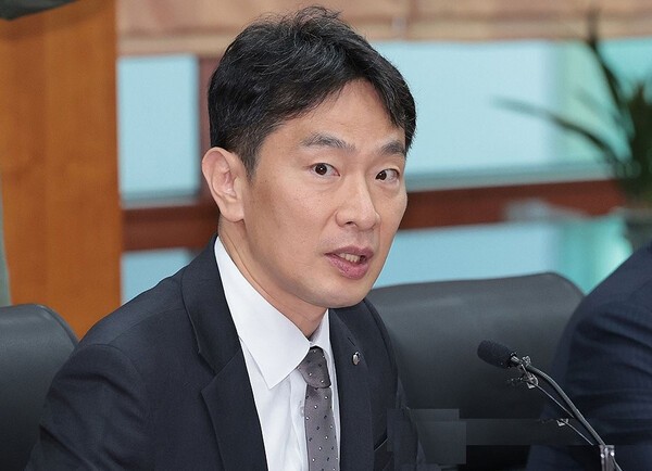 다수 보험사가 단기 실적 악화를 우려해 예외모형을 선택할 것이라는 지적이 나온다. 이를 우려해 금감원은  지난11일 이세훈 수석부원장 주재로 주요 보험사와 회계법인 경영진 간담회를 열고 보험사들에 예외모형 선택을 자제하라고 경고하고, 필요시 보험사 대주주와 직접 대화도 나서겠다고 경고했다. 사진은 이복현 금융감독원장[제공=연합]