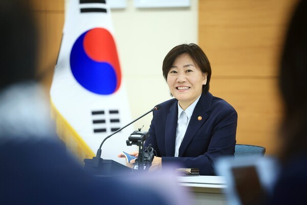 송미령 농림축산식품부 장관은 13일 오전 정부세종청사에서 열린 '정부 2년반 국정성과 및 향후계획 설명 간담회'에 참석해 기자들의 질문에 답변하고 있다. 농식품부