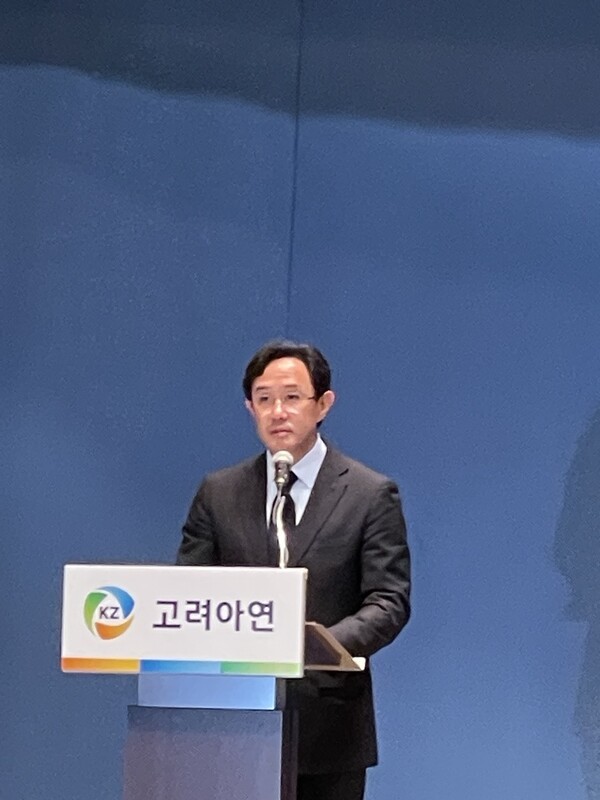 최윤범 고려아연 회장이 13일 서울 중구 대한상공회의소에서 기자회견을 열고 입장을 밝히고 있다. [제공=EBN]
