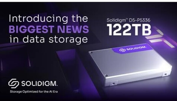 솔리다임이 출시한 세계 최대 용량 122TB AI 낸드 솔루션 eSSD ‘D5-P5336’ 제품 [출처=SK하이닉스]