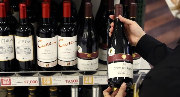 서울 시내 한 대형마트 와인 판매대에서 소비자가 상품을 구매하고 있다. 연합뉴스