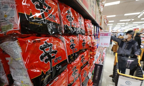 서울의 한 대형마트 라면 판매대에서 고객이 라면을 살펴보고 있다. 연합뉴스