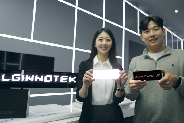 LG이노텍 직원들이 차량 전방용 조명 모듈 '넥슬라이드 A+' 샘플을 선보이고 있다. [제공=LG이노텍]