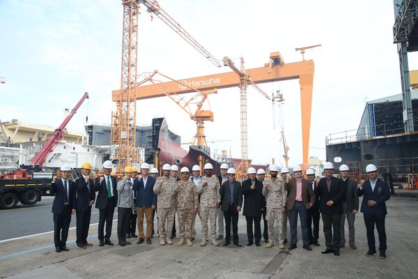 폴란드 야로스와프 지미안스키 해군총장 등 해외 5개국 19명의 잠수함 관련 주요 군 관계자들이 한화오션을 방문, 생산설비와 잠수함 건조현장을 돌아 봤다. [제공=한화오션]