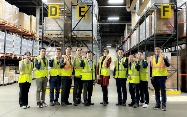 조현민 사장이 미주법인 뉴저지지점 B2B센터를 방문해 물류 현장을 점검하고 있다.[제공=한진]