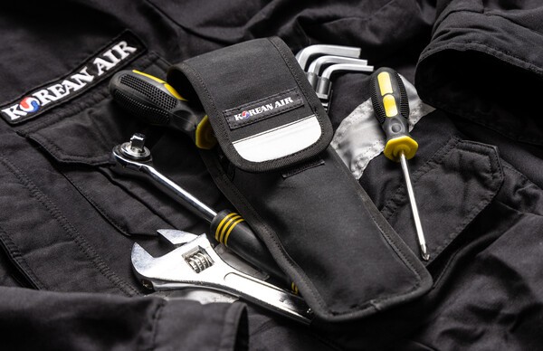 낡은 정비복을 활용해 만든 정비사용 드라이버 파우치의 모습.[제공=대한항공]
