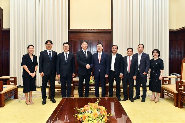 (왼쪽 두번째부터 다섯번째까지) 조성우 금융감독원 하노이사무소 소장, 이재면 주베트남대사관 공사참사관, 이복현 금융감독원장, 팜 꽝 중(Pham Quang Dzung) 베트남 중앙은행 부총재, 또 후이 부(To Huy Vu) 베트남 중앙은행 국제협력국장. [제공=금융감독원]