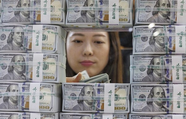 10월말 기준 거주자외화예금이 달러화예금·기업예금을 중심으로 전월말 대비 51억달러 감소한 것으로 나타났다. [제공=연합]