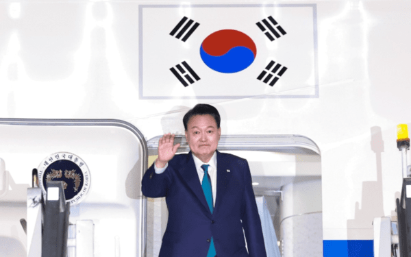 19차 주요 20개국(G20) 정상회의에 참석하는 윤석열 대통령이 17일(현지시간) 브라질 리우데자네이루 갈레앙 공군기지에 도착해 전용기인 공군 1호기에서 내리며 인사하고 있다.[제공=연합]