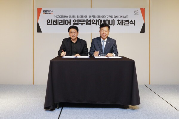 김덕신 kcc글라스 전무(사진 오른쪽)와 박준수 한국인테리어연구개발협회 회장. [제공=KCC글라스]