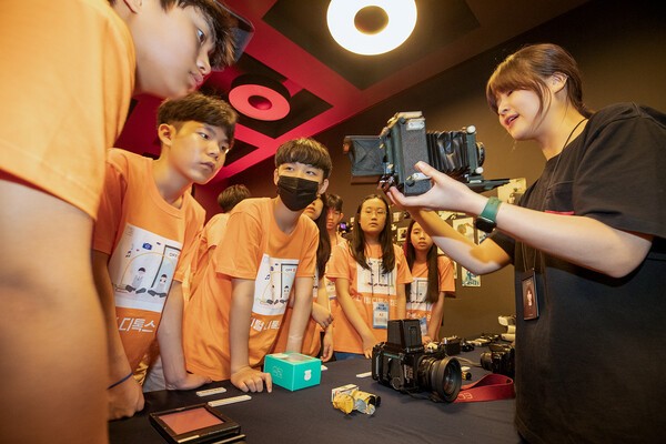 지난 8월 KT가 디지털 시민 프로젝트 활동으로 개최한 ‘디지털 디톡스 캠프’에 학생들이 참여하는 모습. [제공=KT]