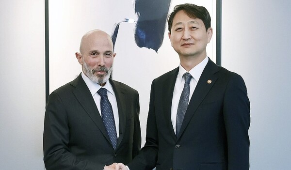 안덕근 산업통상자원부 장관(오른쪽)이 20일 서울 중구 롯데호텔에서 에반 그린버그 미한재계회의 위원장과 악수하며 기념 촬영하고 있다. [출처=연합]