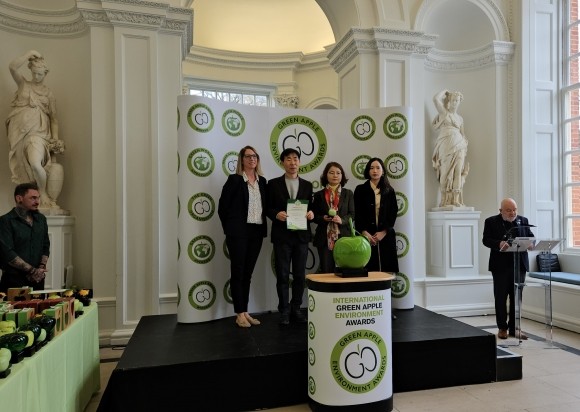 서울 성동구 관계자들이 지난 18일 영국 런던 켄싱턴궁전에서 열린 ‘2024 그린애플 어워즈’에서 성동형 스마트쉼터로 은상을 수상한 뒤 기념촬영을 하고 있다. [제공=성동구]