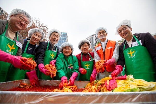 '사랑의 김장나누기' 행사에 참여한 호반그룹 임직원들. [제공=호반그룹]