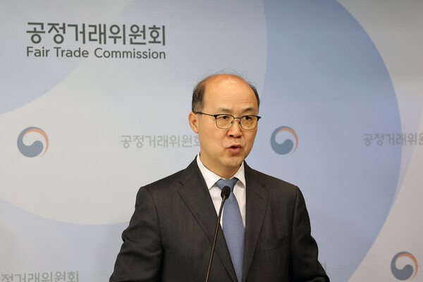 21일 오전 정부세종청사 공정거래위원회 기자실에서 황원철 카르텔조사국장이 3개 신문용지 제조판매 사업자의 부당한 공동행위 제재 관련 브리핑을 하고 있다. 연합뉴스
