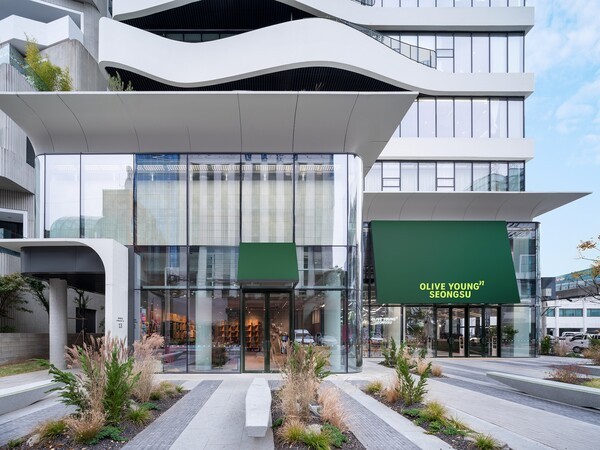 서울 성동구에 위치한 최초의 혁신매장 ‘올리브영N 성수’ 외관. [제공=CJ올리브영]