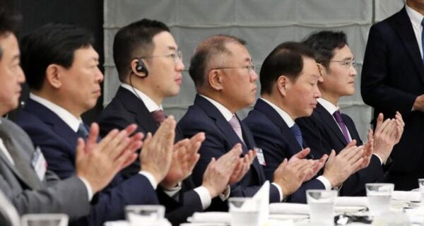 (왼쪽 두 번째부터) 신동빈 롯데그룹 회장, 구광모 LG그룹 회장, 정의선 현대자동차그룹 회장, 최태원 SK그룹 회장, 이재용 삼성전자 회장. [출처=연합]