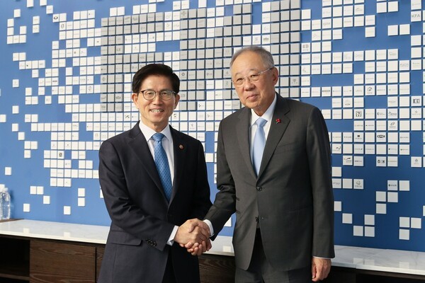 류진 한국경제인협회(한경협) 회장(오른쪽)이 21일 한경협이 위치한 서울 여의도 FKI타워를 방문한 김문수 고용노동부 장관과 악수하고 있다. [제공=한경협]