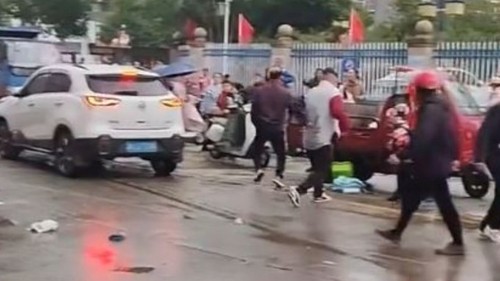 지난 19일 차량 돌진 사건이 발생한 중국 후난성의 한 초등학교 앞.[연합]