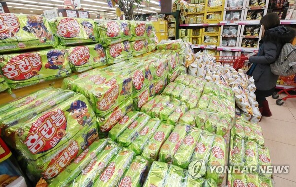 대형마트 과자 판매대에 대량의 홈런볼이 진열돼 있다. 연합뉴스