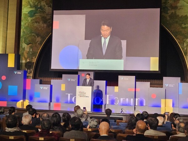 최태원 SK그룹 회장이 22일 도쿄대 야스다(安田) 강당에서 열린 제6회 도쿄포럼에 참석해 개막사를 하고 있다. [출처=연합]