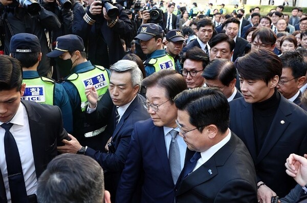 더불어민주당 이재명 대표가 15일 오후 서울 서초구 서울중앙지법에서 열린 공직선거법 위반 혐의 관련 1심 선고 공판을 마친 뒤 법원 청사를 나서고 있다. [제공=연합]