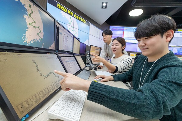 KT 임직원이 과천 KT 네트워크 관제센터에서 백본 망에 적용된 테라급 속도의 전송망을 점검하고 있다. [제공=KT]