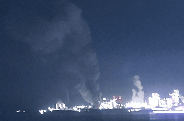 24일 오후 11시 18분께 경북 포항시 남구 제철동 포스코 포항제철소 3파이넥스공장에서 화재가 발생해 검은 연기가 피어오르고 있다. [제공=연합뉴스]