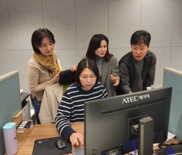 서울 강동구 둔촌1동 주민센터에서 지난 22일 오헌아(오른쪽 두 번째) 동장과 직원들이 오는 27일 시작되는 올림픽파크 포레온 입주 준비 업무를 보고 있다. [제공=강동구]