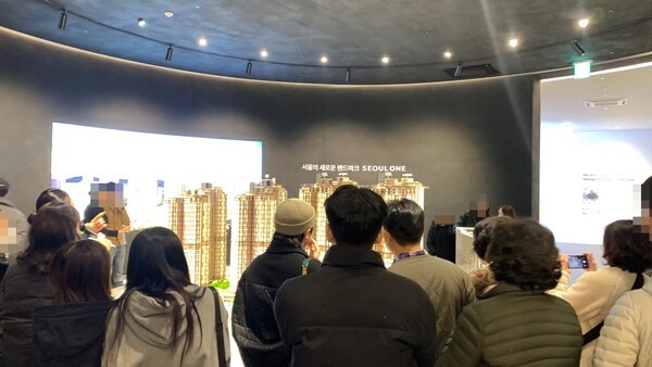 서울원 아이파크 모형도를 보면서 설명을 듣고 있는 방문객들.@EBN