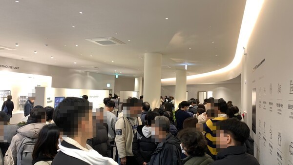 서울원 아이파크 유닛 입장을 기다리는 방문객들.@EBN