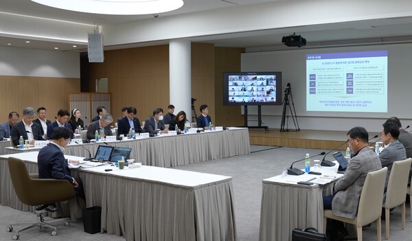 CJ그룹 이재현 회장(왼쪽 아래)과 계열사 CEO 등 주요 경영진들이 지난 20일 서울 중구 CJ인재원에서 '그룹 CEO 경영회의'를 진행하고 있다. [제공=CJ그룹]