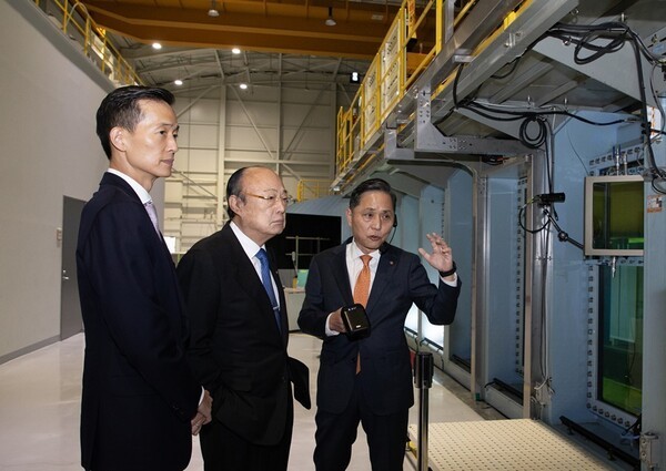 김승연 회장과 김동관 부회장이 한화오션 시흥R&D캠퍼스의 상업용 세계 최대 공동수조를 방문해 시연을 지켜보고 있다. [제공=한화]