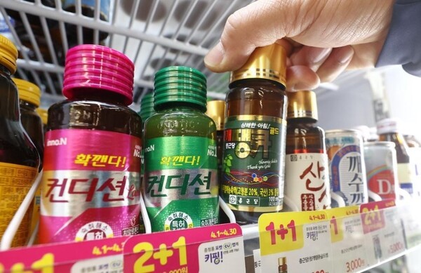 편의점에 진열된 숙취해소제. [제공=연합]