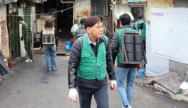 휴비스 본사 임직원 40여명이 지난 20일, 강남구 개포동 구룡마을 일대에 연탄을 배달하는 봉사활동을 진행했다.[제공=휴비스]