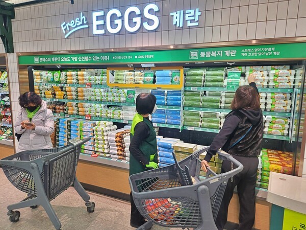 그랑그로서리 도곡점이 프리미엄 달걀 매대를 운영한다. 롯데슈퍼