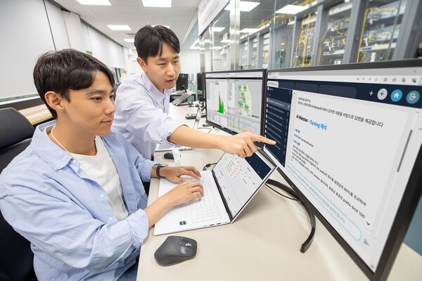 KT 임직이 서울 서초구 KT연구개발센터에서 AI 마이스터와 AI 오퍼레이터의 성능을 점검하고 있다. [제공=KT]