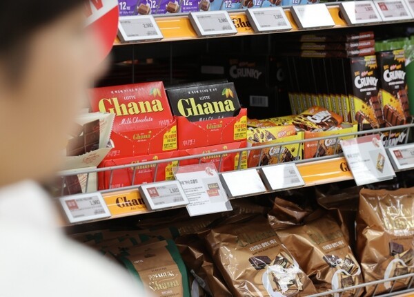 서울 한 대형마트에 진열된 롯데의 초콜릿 제품이 진열돼 있다. 연합뉴스