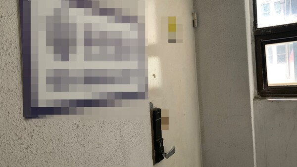 문이 닫혀있는 직업소개소.@EBN