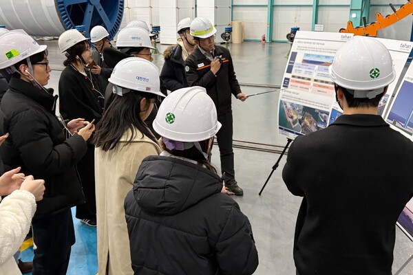 지난 26일 당진에서 열린 대한전선 IR행사 참석자들이 공장을 둘러보고 있다. [제공=대한전선]