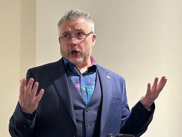 샌디 히슬롭 발렌타인 마스터 블렌더가 27일 서울 강남구에서 열린 '발렌타인 40주년 두번째 에디션' 기자간담회에서 '더 웨이팅'을 소개하고 있다. EBN