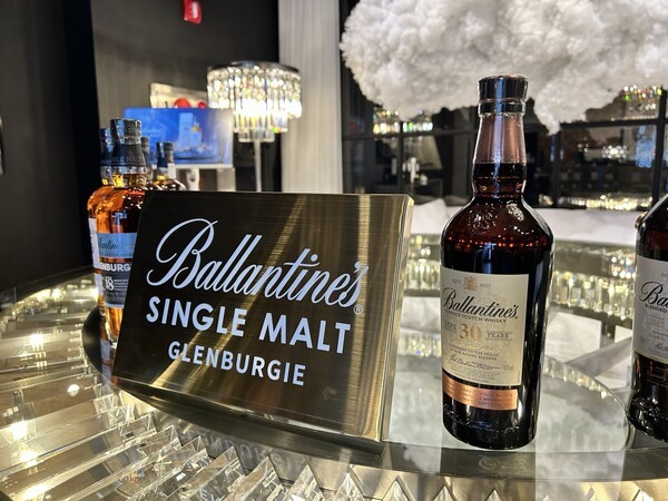 27일 서울 강남구에서 열린 '발렌타인 40주년 두번째 에디션' 기자간담회에 발렌타인 제품들이 진열돼 있다. EBN