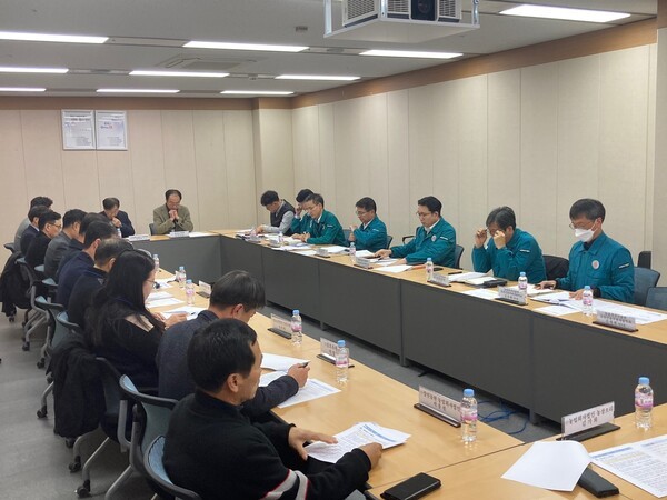 오리계열화사업자 고병원성 조류인플루엔자(AI) 방역 협의회에서 김종구 농업혁신정책실장이 발언하고 있다. 농식품부