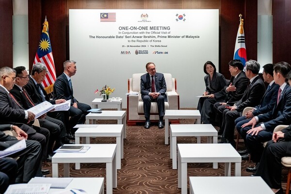 25일 OCI홀딩스 이우현 회장을 비롯한 그룹 경영진이 안와르 이브라임 말레이 총리와 상호협력 확대 방안에 대해 논의하고 있다.[제공=OCI홀딩스]