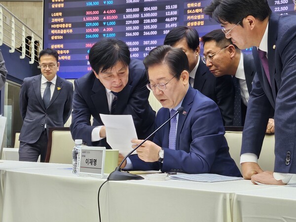 28일 서울 한국거래소 사옥에서 진행된 ‘대한민국 주식시장 활성화 TF’ 현장 간담회가 끝난 후 더불어민주당의 이재명 당대표와 오기형 TF 단장이 대화를 나누고 있다. ⓒEBN