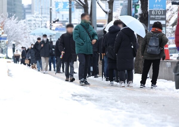 전국적으로 이틀째 지속된 많은 눈으로 인해 도로 상황이 악화되면서 일부 지역의 택배와 배달 서비스가 지연되고 있다. [제공=연합]