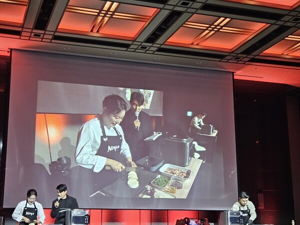 조서형 셰프(맨 왼쪽)와 권성준 셰프(오른쪽)가 28일 그랜드 하얏트 서울에서 열린 '콤비 올인원 멀티 쿠커’ 론칭 행사에서 '닌자 콤비 올인원 멀티 쿠커'를 사용해 요리하는 모습 [출처=이남석 EBN 기자]